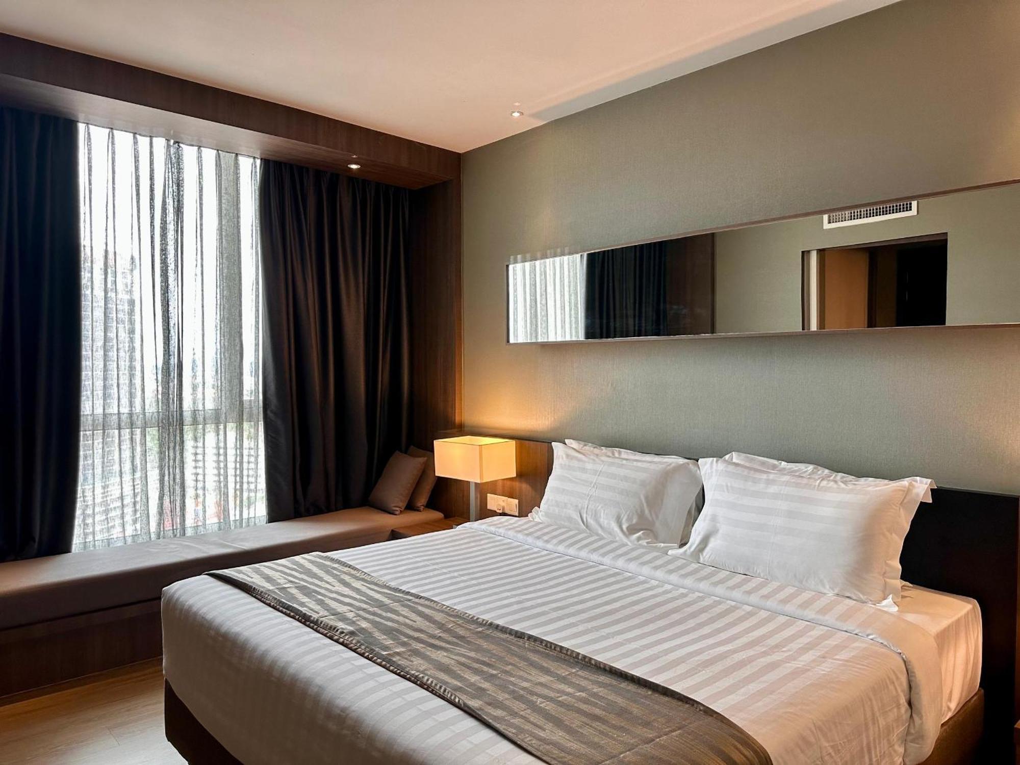 Executive Suite,1607679684:JPEG